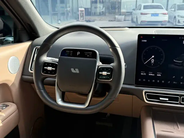Li Auto L8 — Фото автомобиля 5