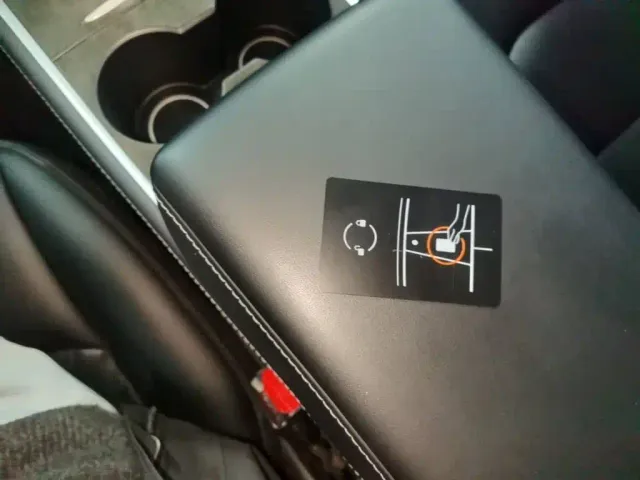 Tesla Model Y — Фото автомобиля 8