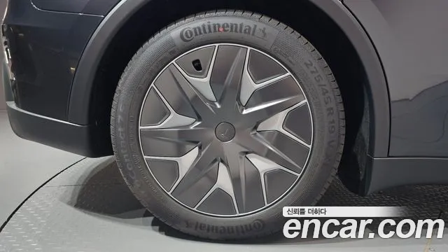 Tesla Model Y — Фото автомобиля 21
