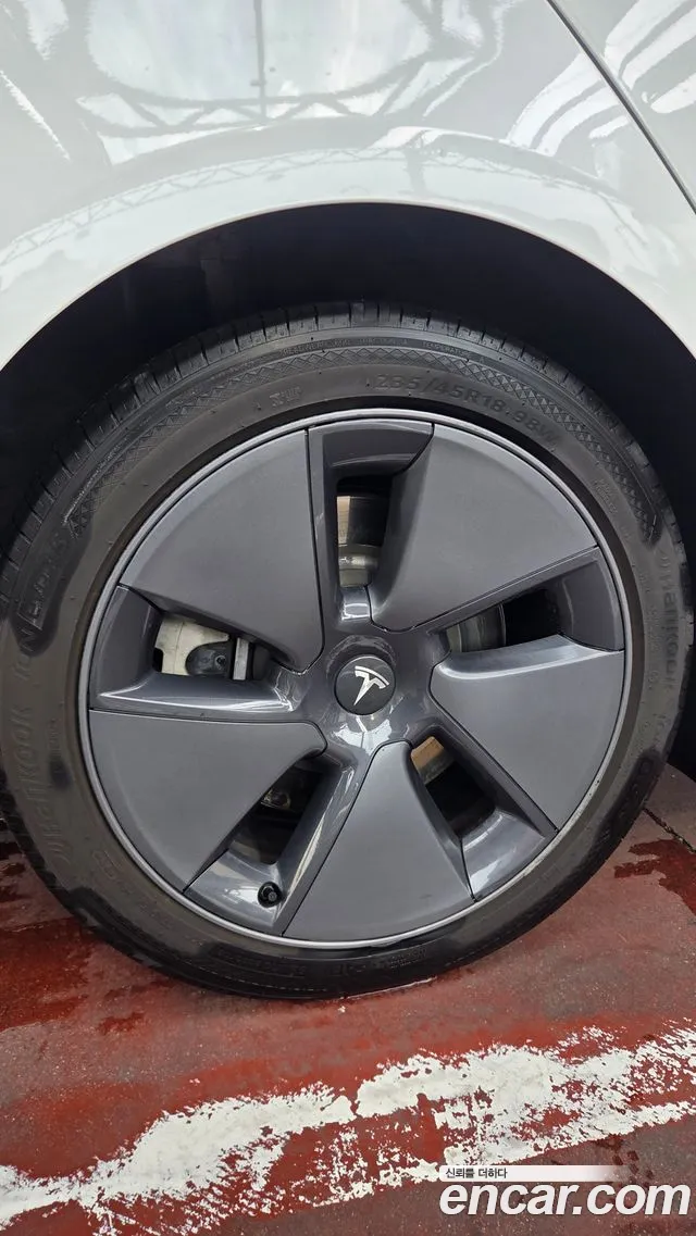Tesla Model 3 — Фото автомобиля 6