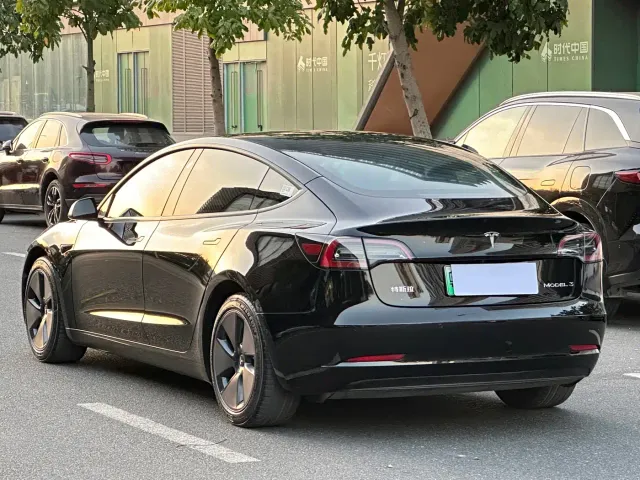 Tesla Model 3 — Фото автомобиля 18