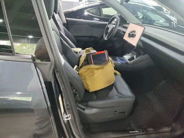 Tesla Model Y — Фото автомобиля 24
