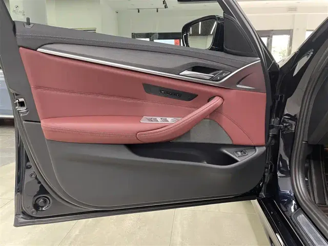 BMW 5 Series — Фото автомобиля 14