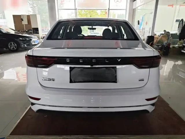 Geely Emgrand — Фото автомобиля 5