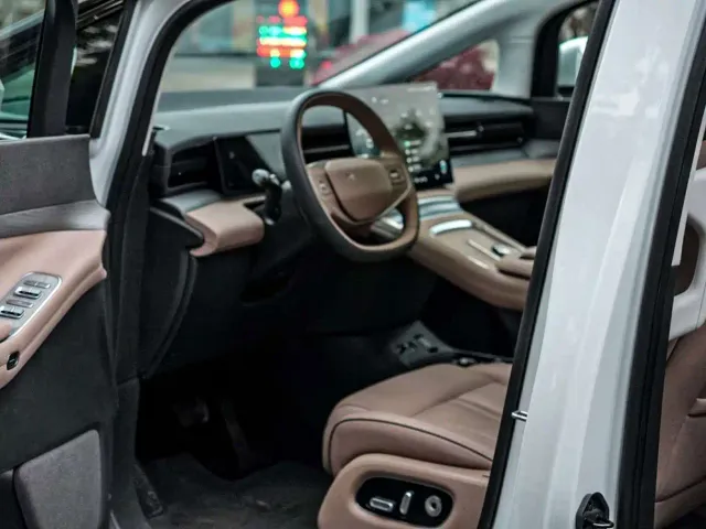 XPeng XPeng X9 2025 740 Ultra Long Range Max — Фото автомобиля 10