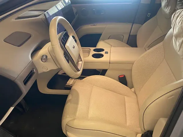 Li Auto i8 — Фото автомобиля 5