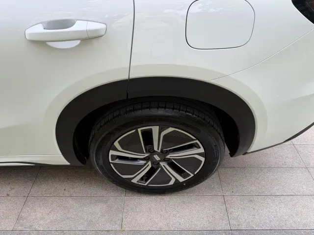 Geely Galaxy Starship 7 EM-i — Фото автомобиля 23