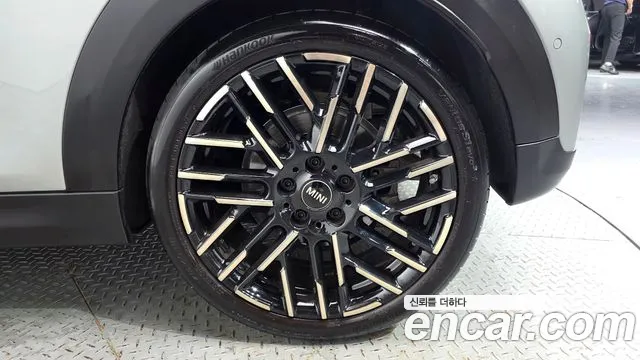 MINI Cooper Generation 4 — Фото автомобиля 21