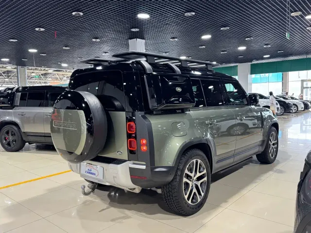 Land Rover Defender — Фото автомобиля 16