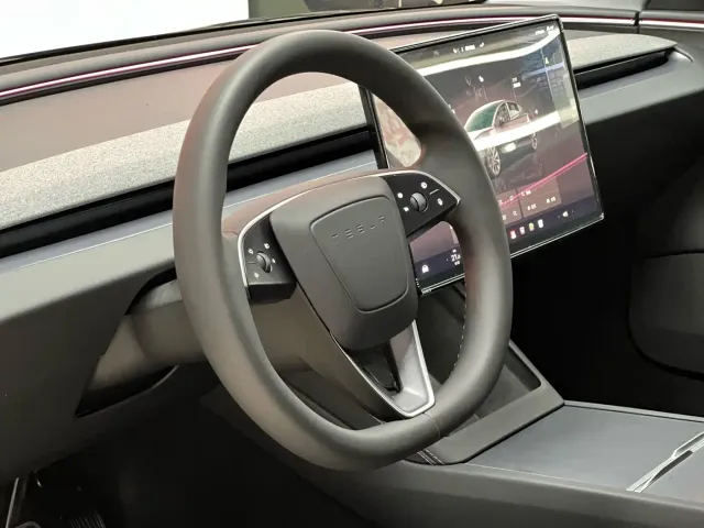 Tesla Model 3 — Фото автомобиля 7