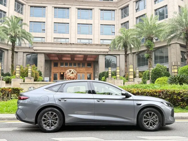 BYD Qin L — Фото автомобиля 15