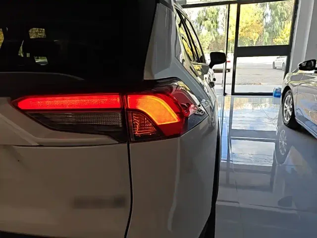Toyota RAV4 — Фото автомобиля 7