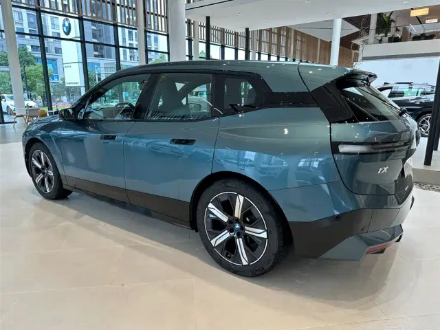 BMW iX — Фото автомобиля 13