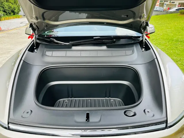 Tesla Model Y L — Фото автомобиля 22