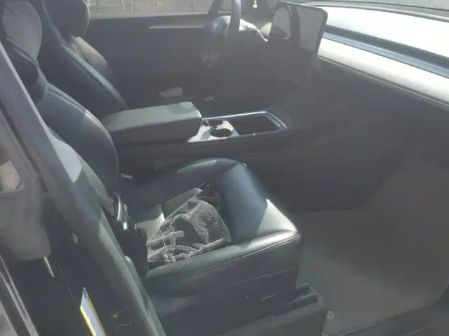 Tesla Model Y — Фото автомобиля 8