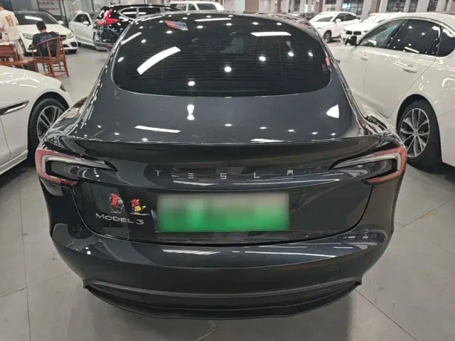 Tesla Model 3 — Фото автомобиля 5