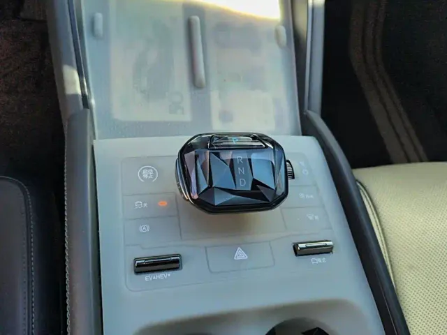 BYD Qin L — Фото автомобиля 16
