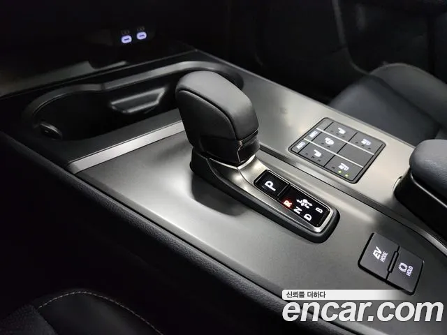 Lexus UX UX300h — Фото автомобиля 9