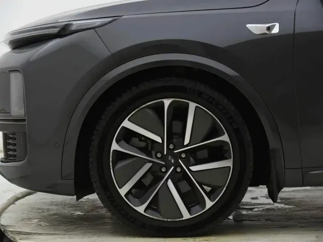Li Auto L8 — Фото автомобиля 14