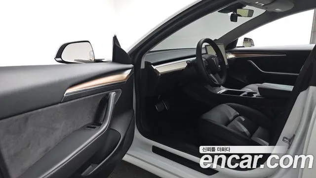 Tesla Model 3 — Фото автомобиля 15