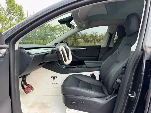 Tesla Model Y — Фото автомобиля 9
