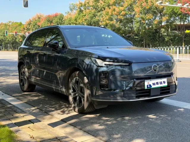 Volvo XC70 Plug-in Hybrid — Фото автомобиля 3