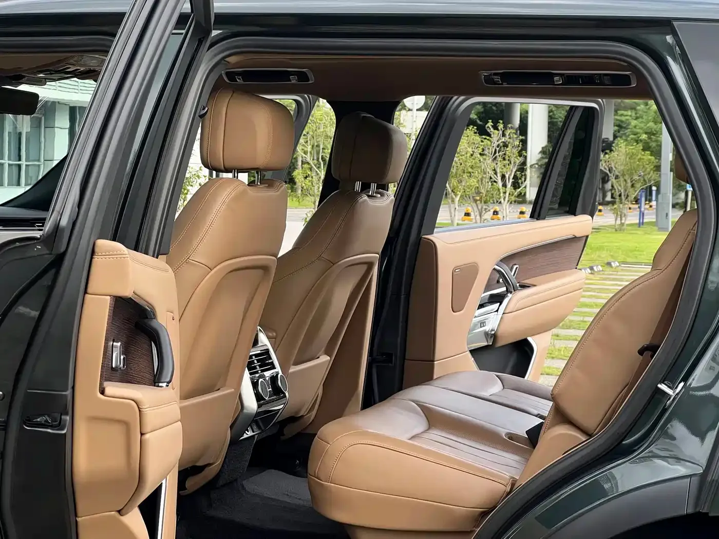Land Rover Range Rover 2023 3.0 L6 400PS Golden Age 7-Seater Long Wheelbase — Фото автомобиля 10