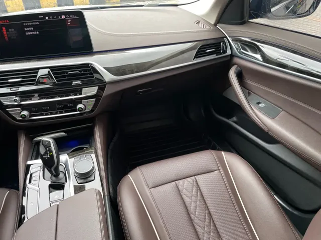 BMW 5 Series — Фото автомобиля 16