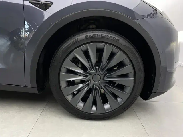 Tesla Model Y — Фото автомобиля 8