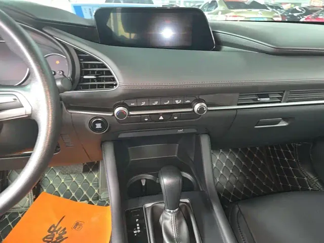 Mazda Axela — Фото автомобиля 8