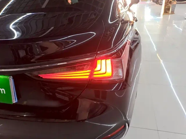 Lexus ES — Фото автомобиля 7