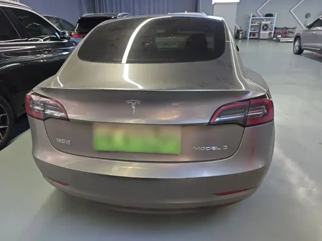Tesla Model 3 — Фото автомобиля 5