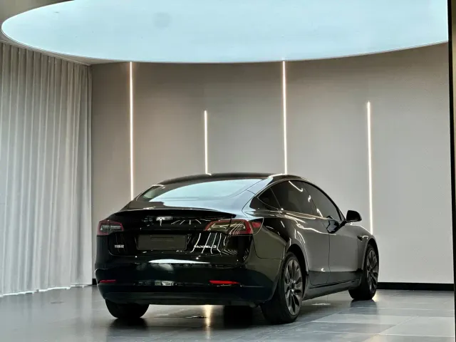 Tesla Model 3 — Фото автомобиля 8