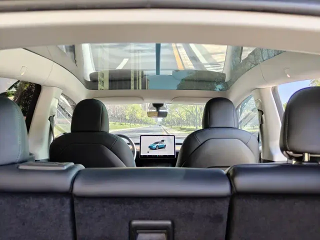 Tesla Model Y — Фото автомобиля 17