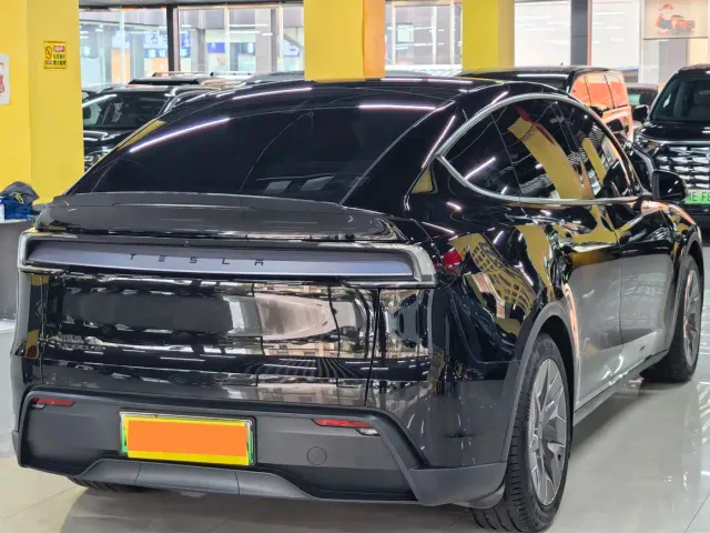 Tesla Model Y L — Фото автомобиля 18