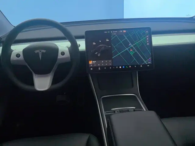Tesla Model Y — Фото автомобиля 12