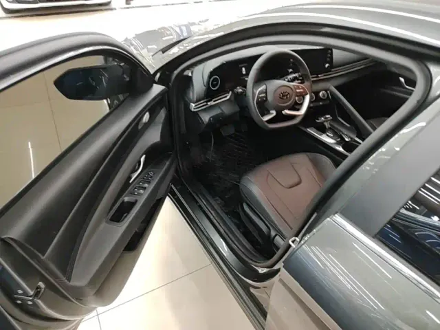 Hyundai Elantra — Фото автомобиля 15