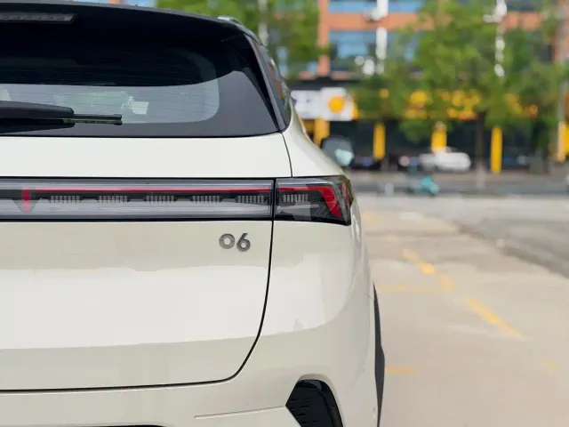 Lynk & Co 06 — Фото автомобиля 12