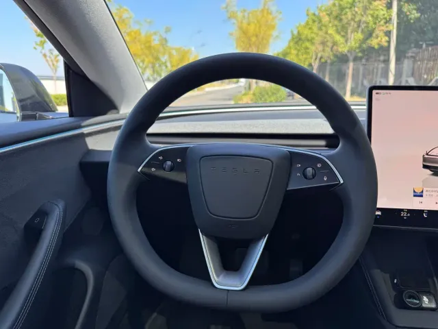 Tesla Model 3 — Фото автомобиля 16
