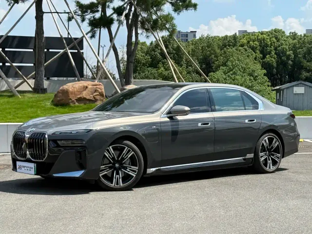 BMW i7 — Фото автомобиля 10