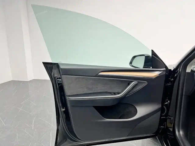 Tesla Model Y — Фото автомобиля 14