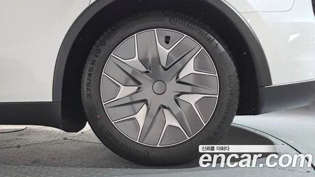 Tesla Model Y — Фото автомобиля 18