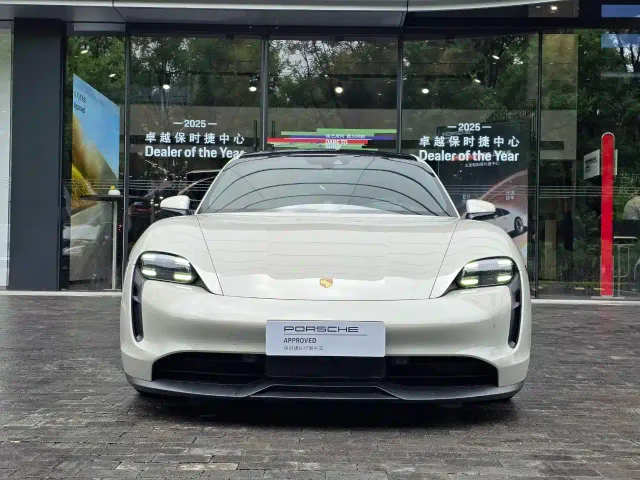 Porsche Taycan — Фото автомобиля 5
