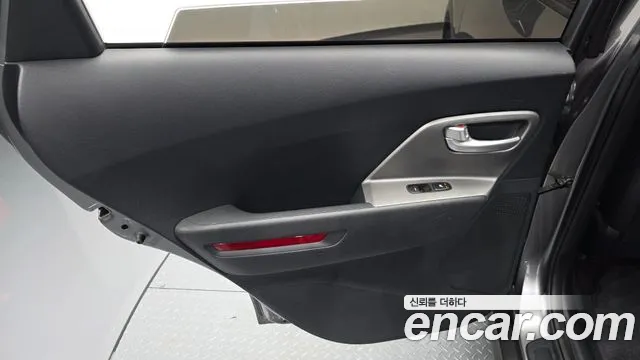 Kia Niro — Фото автомобиля 25