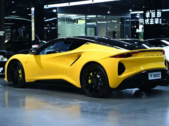 Lotus Emira — Фото автомобиля 16