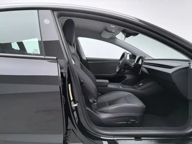 Tesla Model 3 — Фото автомобиля 23