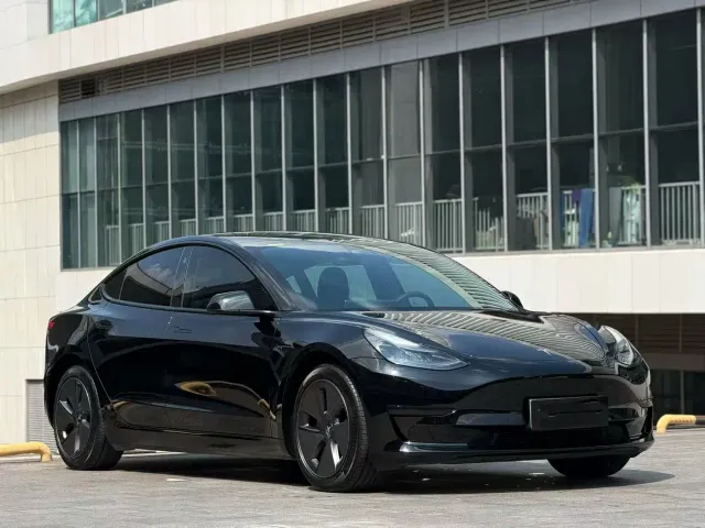 Tesla Model 3 — Фото автомобиля 2