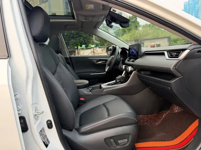 Toyota RAV4 — Фото автомобиля 10