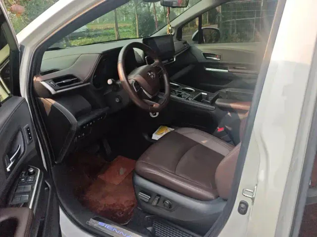Toyota Sienna — Фото автомобиля 9