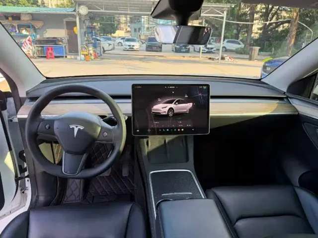 Tesla Model Y — Фото автомобиля 9